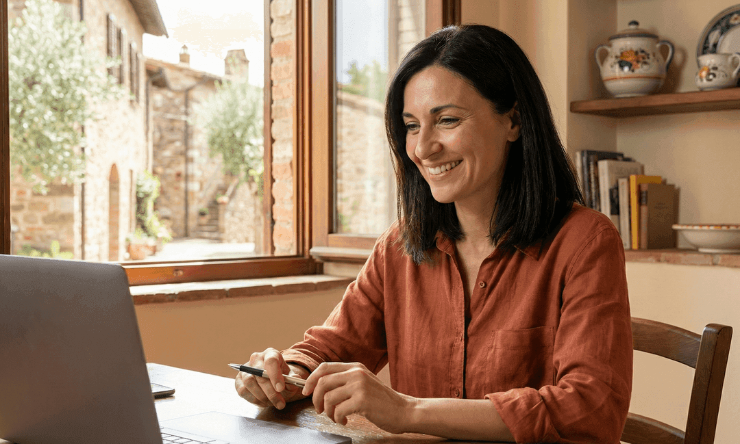 Professionista sanitaria che segue un corso FAD Smart ECM dal computer